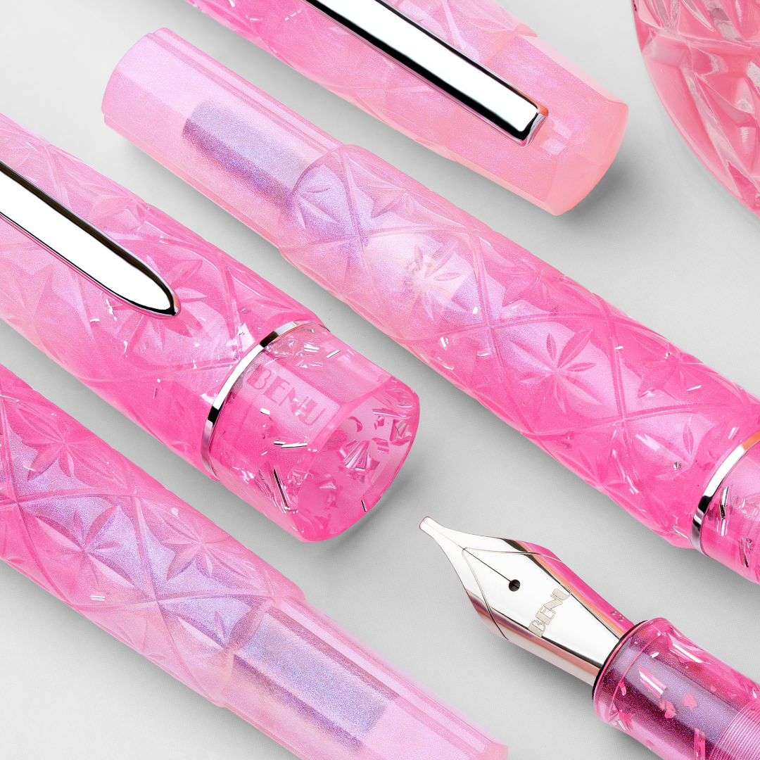 BENU Pink Lady em resina acrílica rosa