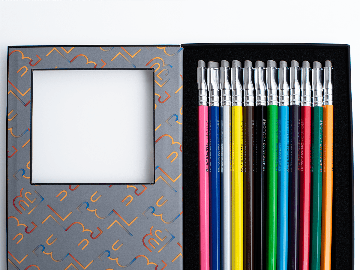 Embalagem aberta Blackwing Colors com 12 cores