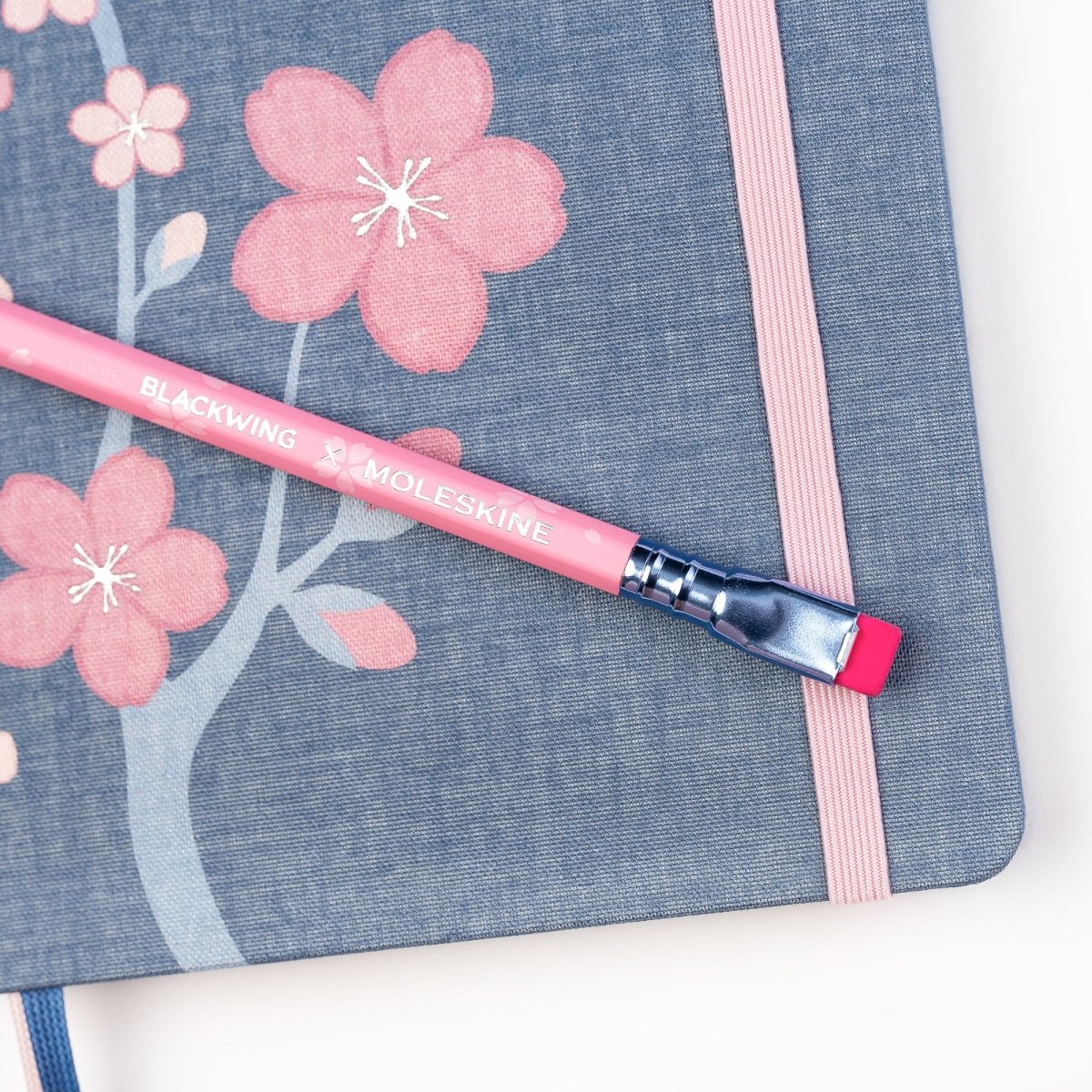 Detalhe do lápis Blackwing x Moleskine Sakura