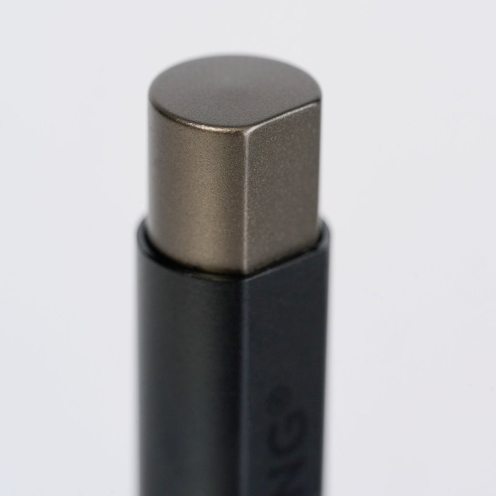 Detalhe do mecanismo de clique da caneta Blackwing Pen
