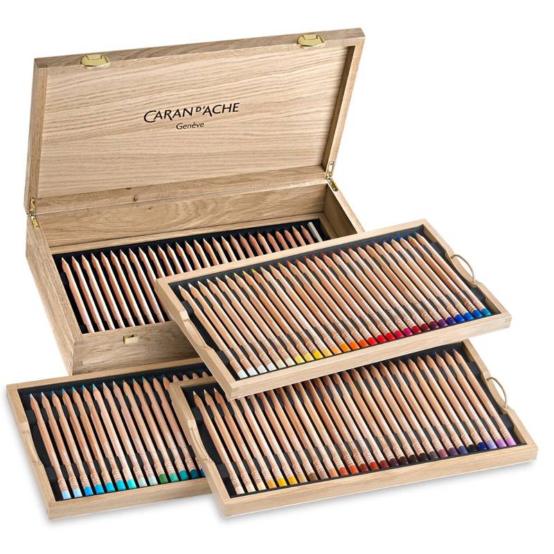 Cofanetto aberto Caran d’Ache Luminance 6901 com lápis organizados em bandejas