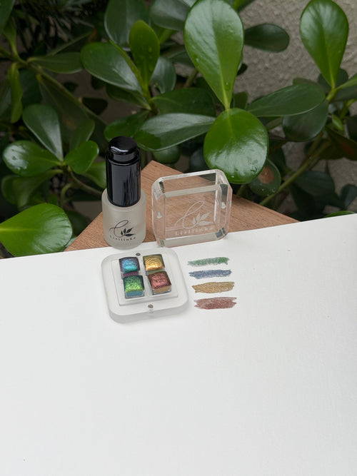 Lisilinka Outer Space Set com 4 aquarelas holográficas e amostras de cor