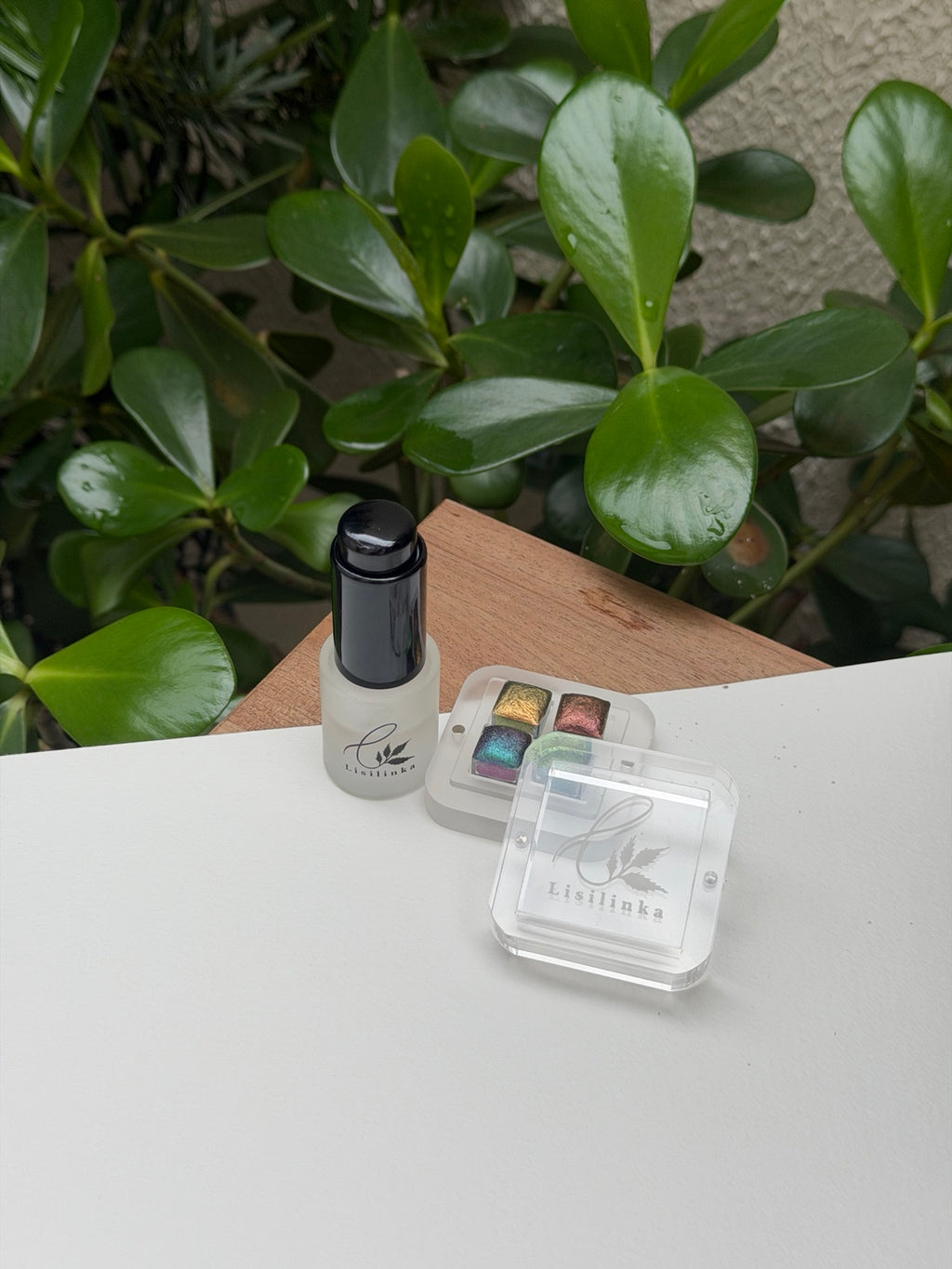 Lisilinka Outer Space Set com estojo acrílico e quatro aquarelas holográficas