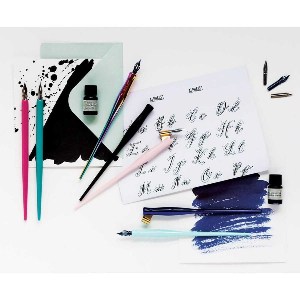 Kit Manuscript Modern Calligraphy Deluxe Set aberto com porta-penas, pincel, penas e tintas