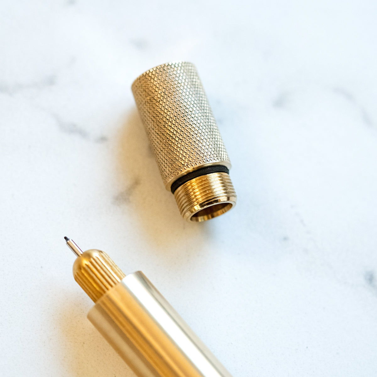Tom’s Studio Lumos Brass — Caneta Recarregável em Latão — imagem 3