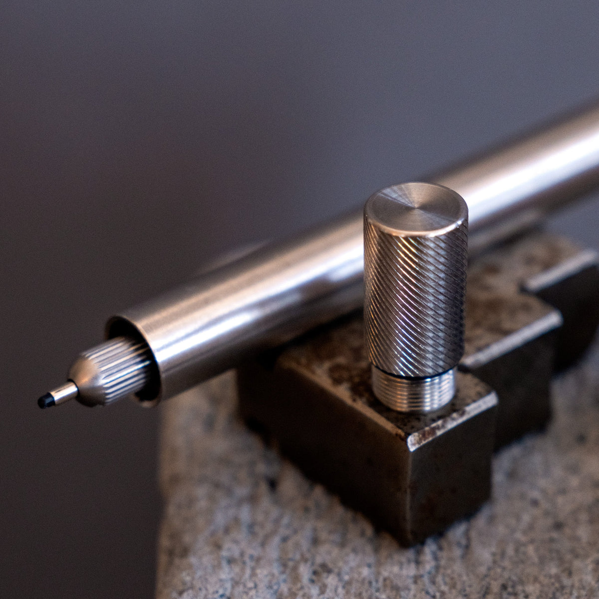 Tom’s Studio Lumos Stainless Steel — Caneta Recarregável — imagem 3