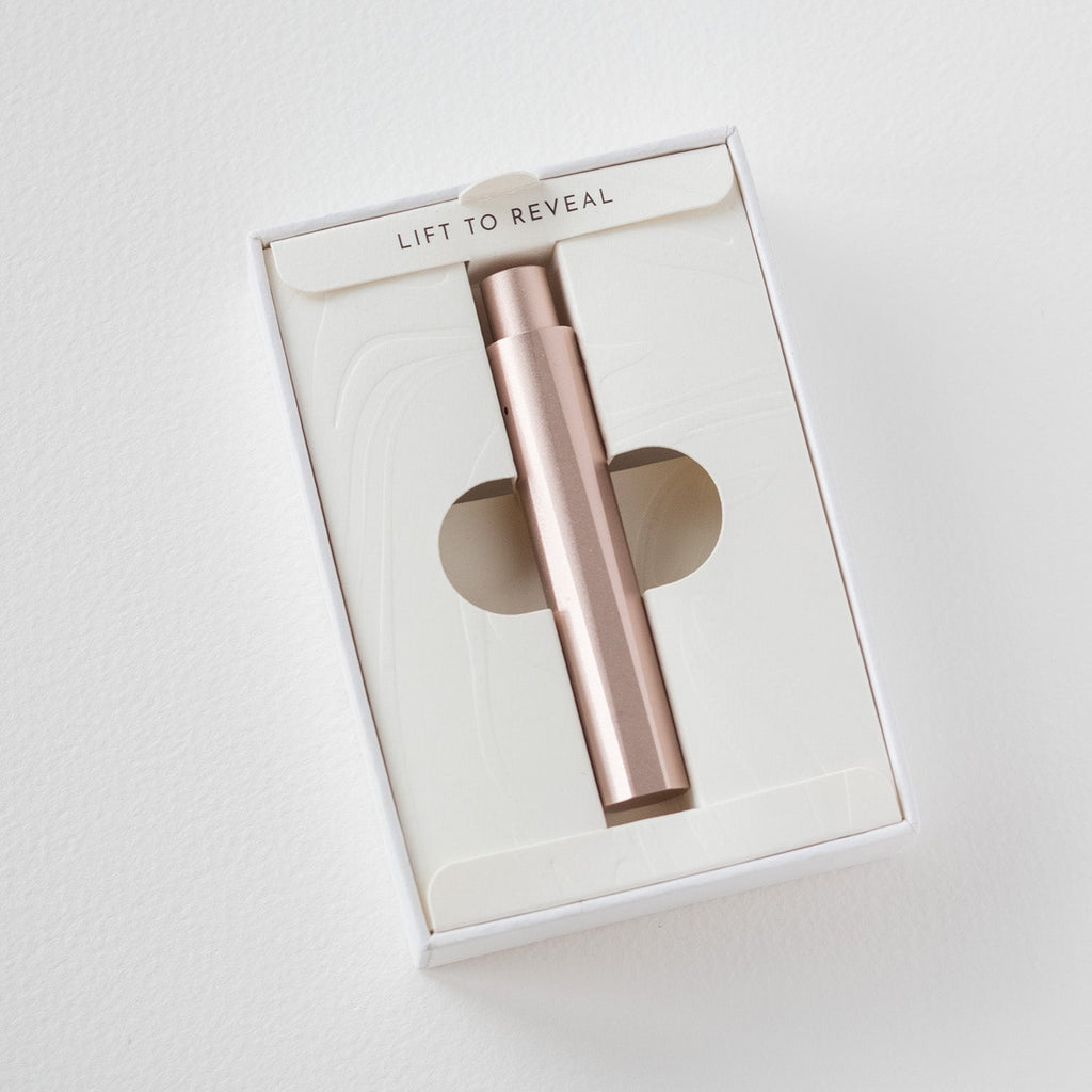 Caneta Tom's Studio The Wren Blush em sua embalagem