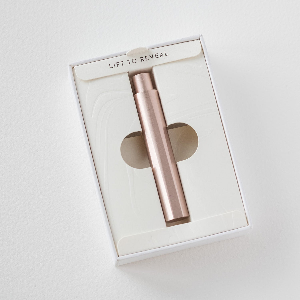Caneta Tom's Studio The Wren Blush em sua embalagem